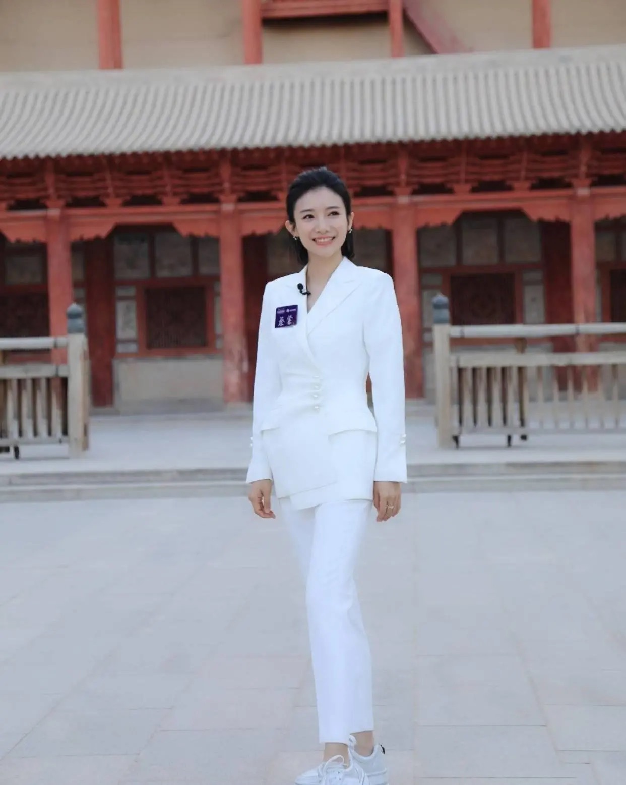 蔡紫晒近照!穿白西装清新美,不愧是"最美女主持"