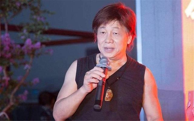 46岁娶26岁东北娇妻,如今71岁仍活跃在演艺圈_梁小龙