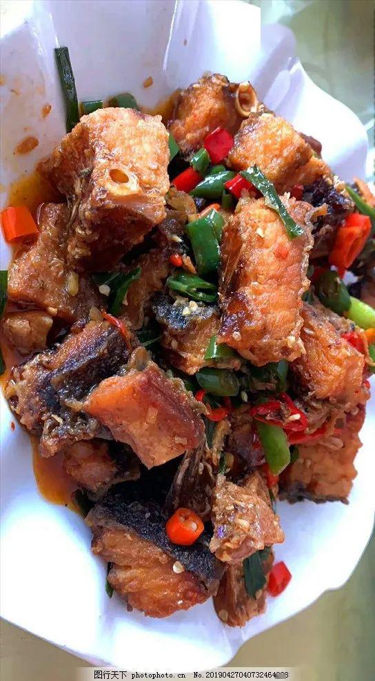 油煎腊鱼做腊鱼在于煎逼出来的香味犹如古筝上跳出来的音符婉转而悠扬