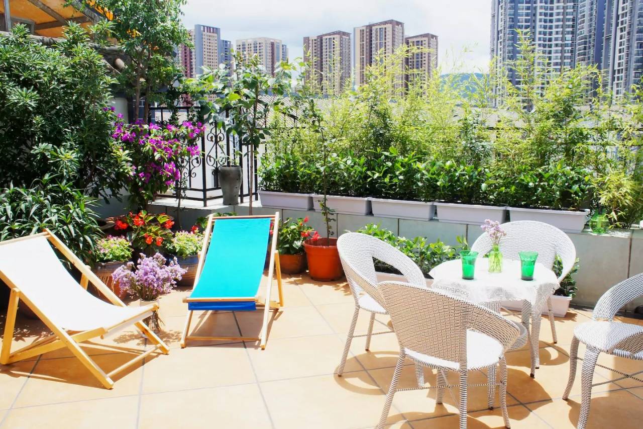 15个"花园露台"设计,谁说顶楼房子不好的,带个露台它不香吗?_绿色植物