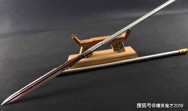 小伙带古代兵器鉴宝,专家当场拆穿身份:你家祖上是盗墓贼?_战矛