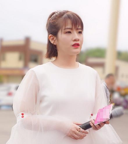 香香,原名王瑾玫,本是某记者站的一位打字员,2004年因为翻唱《老鼠爱