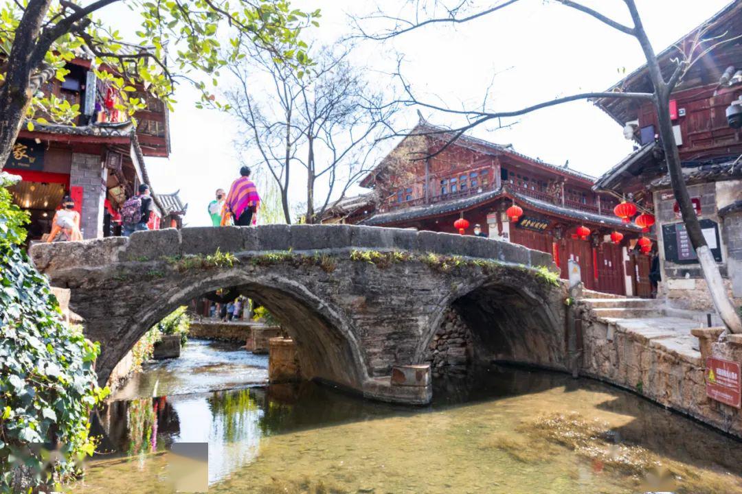 丽江古城的水和桥图片