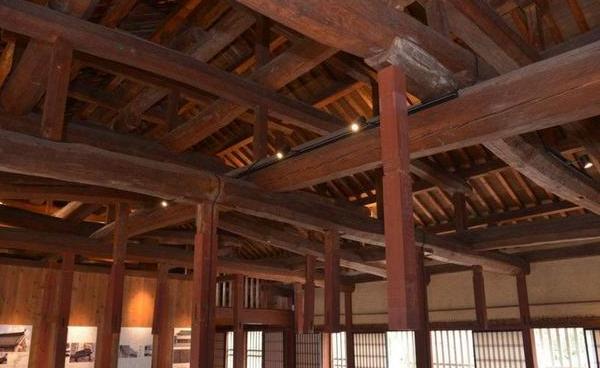 现在各种景区越来越多,包括新建的古代影视城,都会盖一些以前的砖瓦房