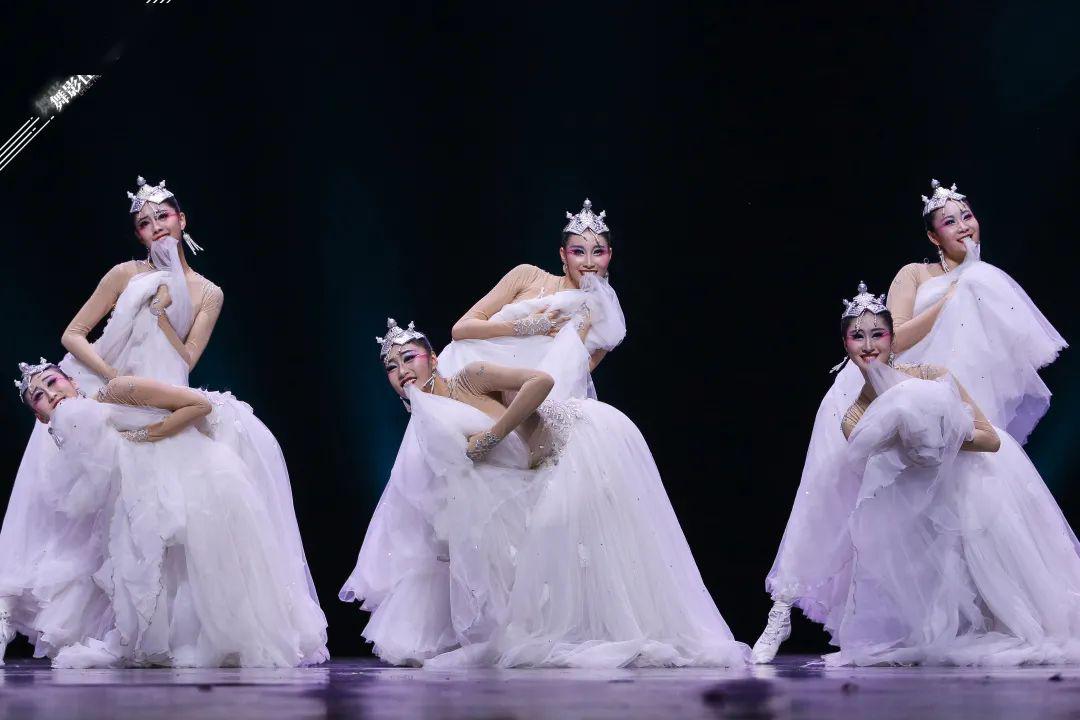 蒙古族群舞《额尔古纳河》静谧而不失雄伟,柔美而不失大气_舞蹈