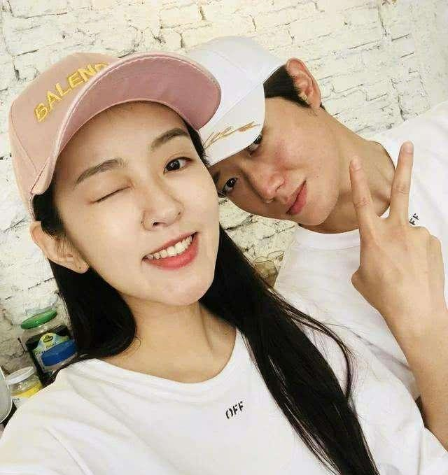 李嘉铭刘泳希因结爱结缘异地两年婚前21天合体秀恩爱