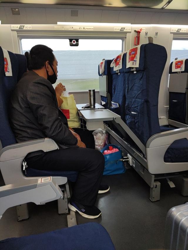 火车站实拍车厢亲身经历感触蛮多