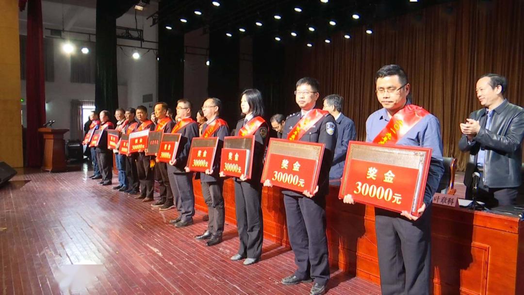 县人民政府副县长叶章科总结第六届全国文明城市三年创建周期前两个