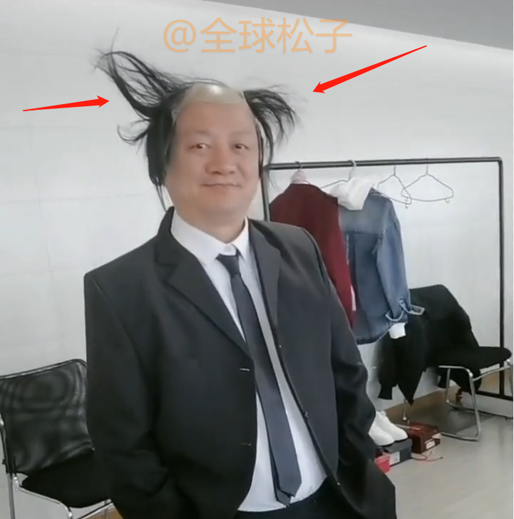 视频中,谢广坤的发型相当雷人,发丝凌乱,两边的头发在空中飞舞,发丝冲