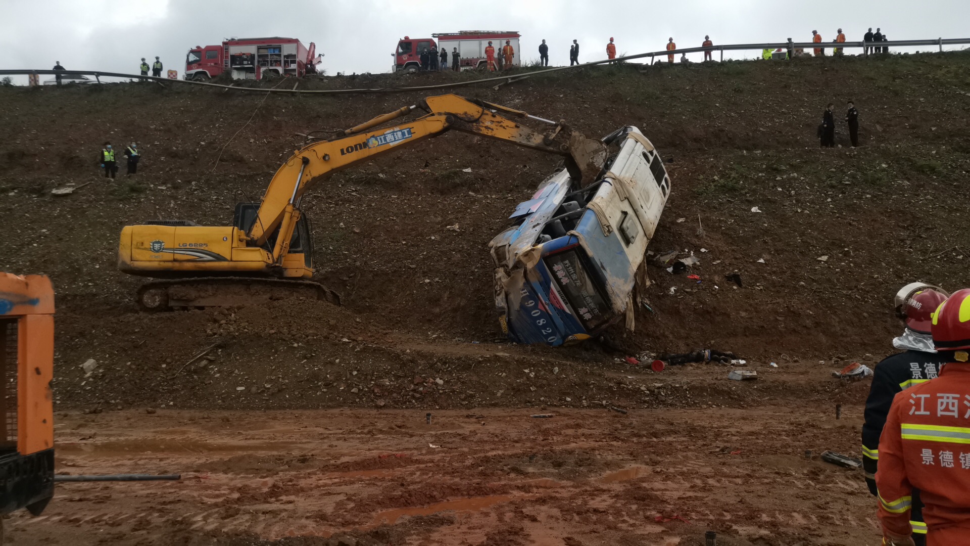 景德镇市一中巴客车在乐平境内发生交通事故