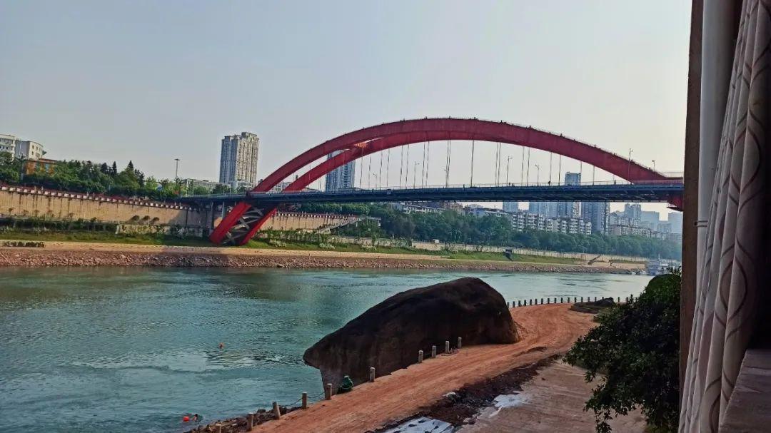 而且视野开阔能够一览戎州桥和南门桥的全景这是宜宾老城区南门大桥与