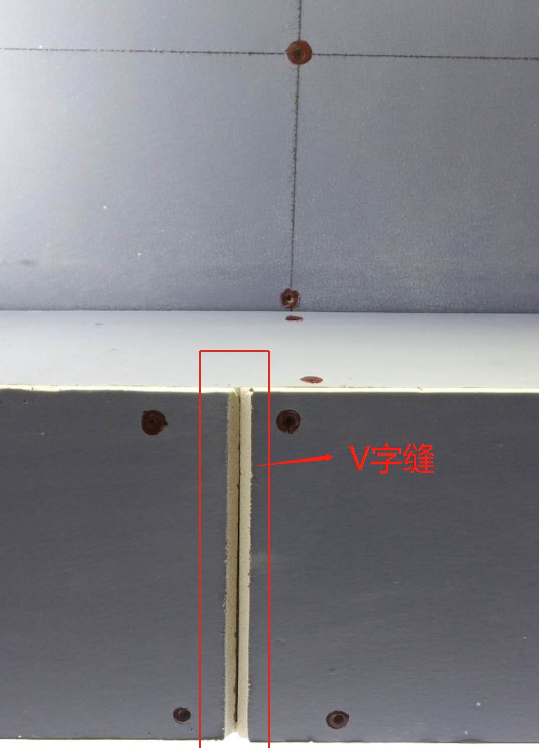 石膏板拼接处会做成"v"字缝,尽可能的减小了吊顶变形的隐患,更好的
