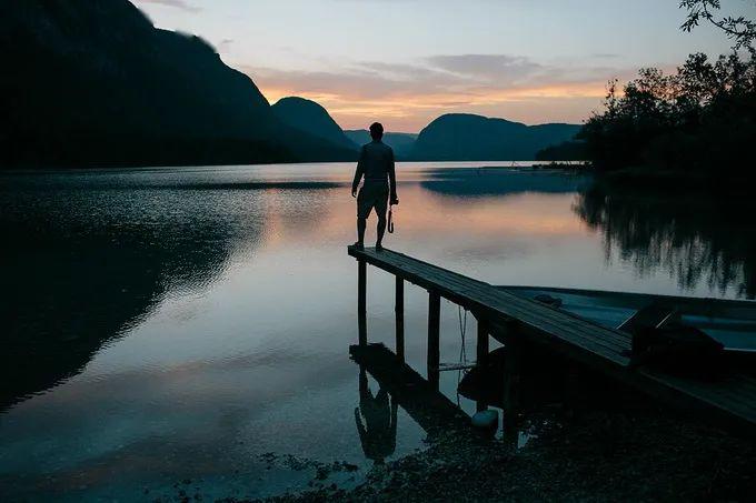 总是说着要离开,很固执,不懂得放弃,太重感情的人,.