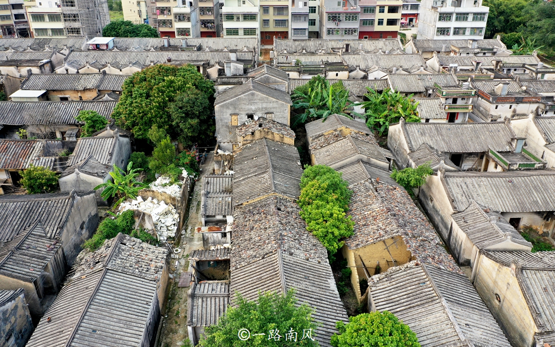 穿行在荒无人烟的古村里,看着一座座老旧,破损,甚至崩塌的老房子,感觉