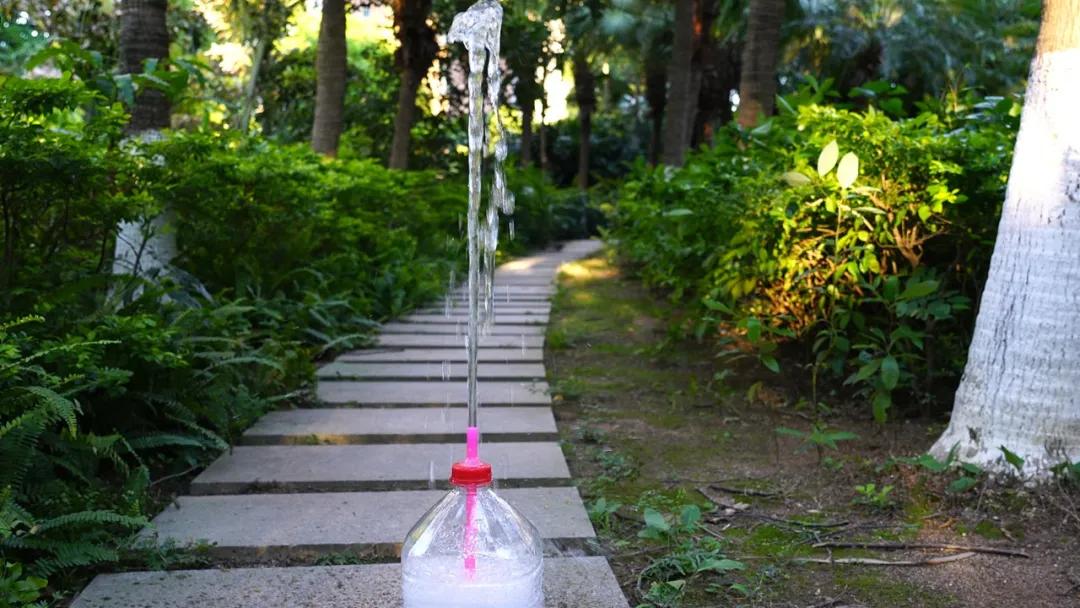 原创魔力科学小实验不费1度电能喷3米高的喷泉用塑料瓶就能做