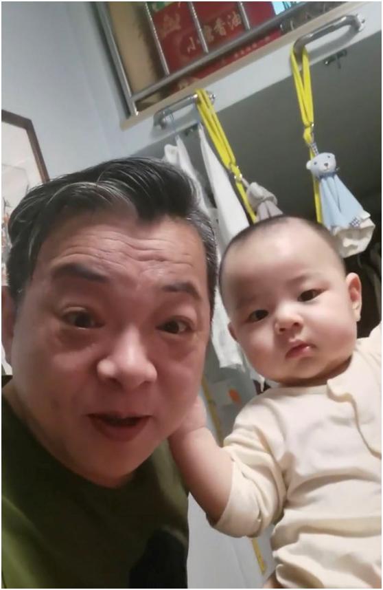 今私生活曝光,住宅空间狭小显心酸_张春年