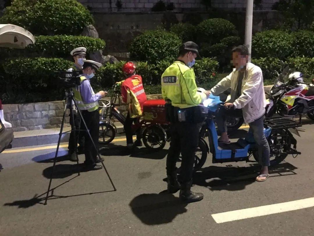 道路交通安全违法行为处罚条例》第十条规定,饮酒后驾驶电动自行车的