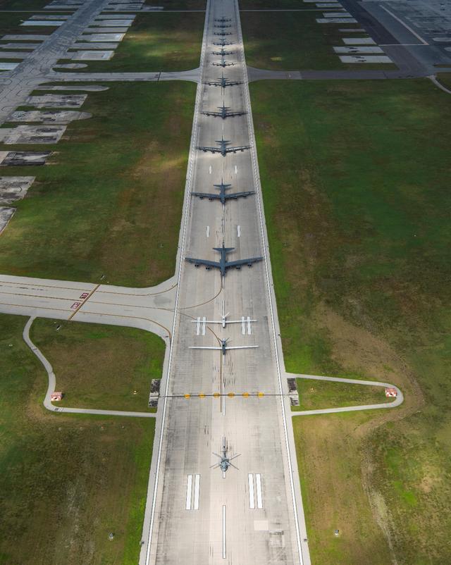 在关岛安德森空军基地象群漫步的b-52h及rc-135空中加油机根据知名