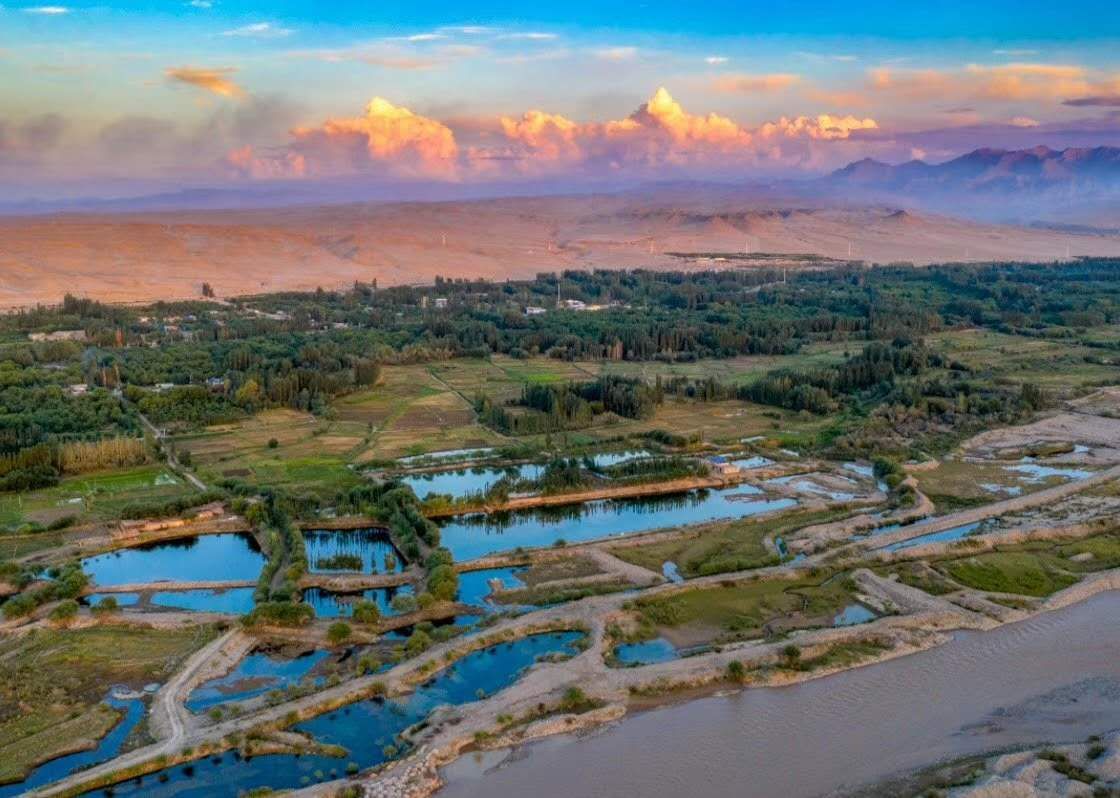 阿迪力 · 那的尔《和田美景》摄影:阿迪力 · 那的尔《天路风景》