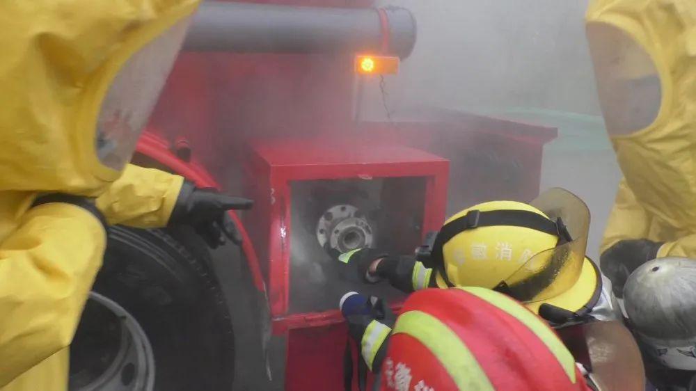 惊险沪渝高速池州段一危化品槽罐车泄漏车内载295吨氢氟酸