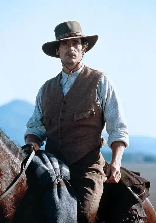 他是《洛丽塔》男主,畸形恋专业户,也是禁欲系不老男神_亨伯特