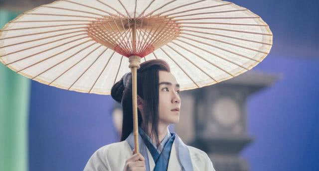 就是朱一龙了,他代言《新倩女幽魂》里面的扮相非常的有感觉,一身青衣