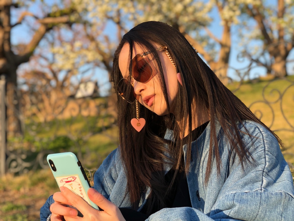 倪妮工作室在社交平台上晒出一组倪妮的自拍照,照片中,倪妮戴着墨镜