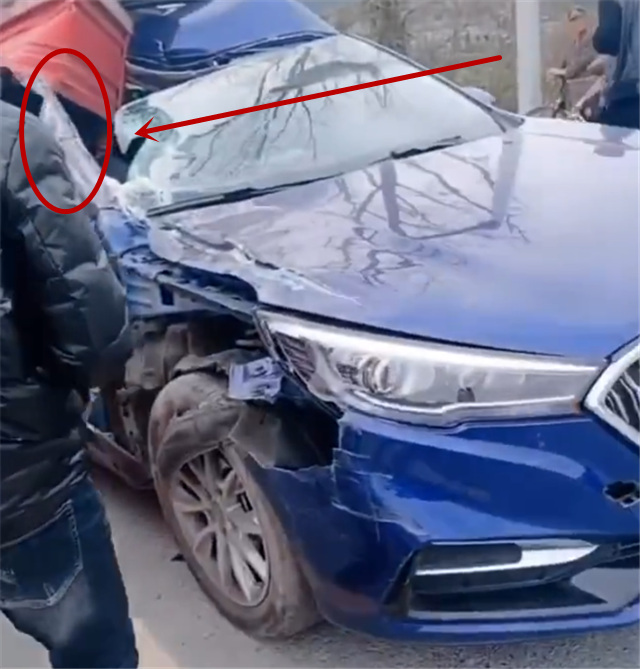 货车遭红旗h7撞上对方车窗破裂翼子板变形单看a柱就知质量