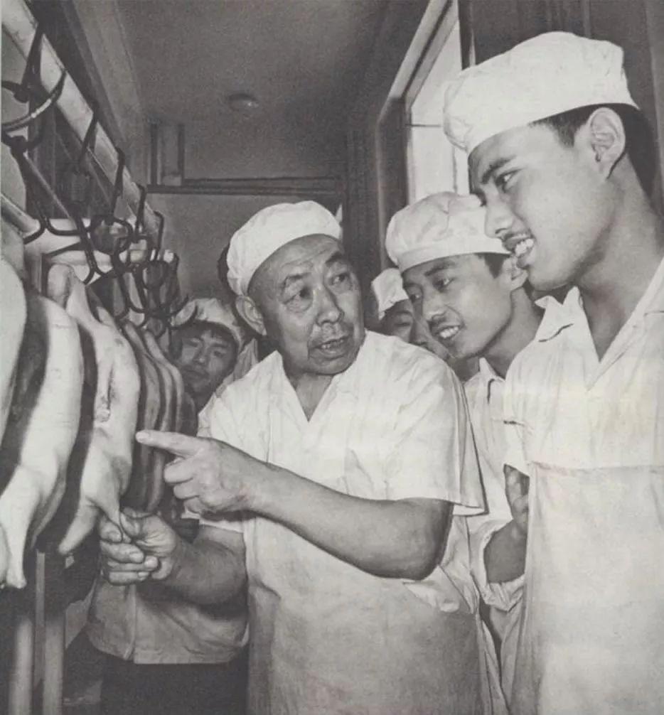 1864年,「全聚德」烤鸭店挂牌开业.