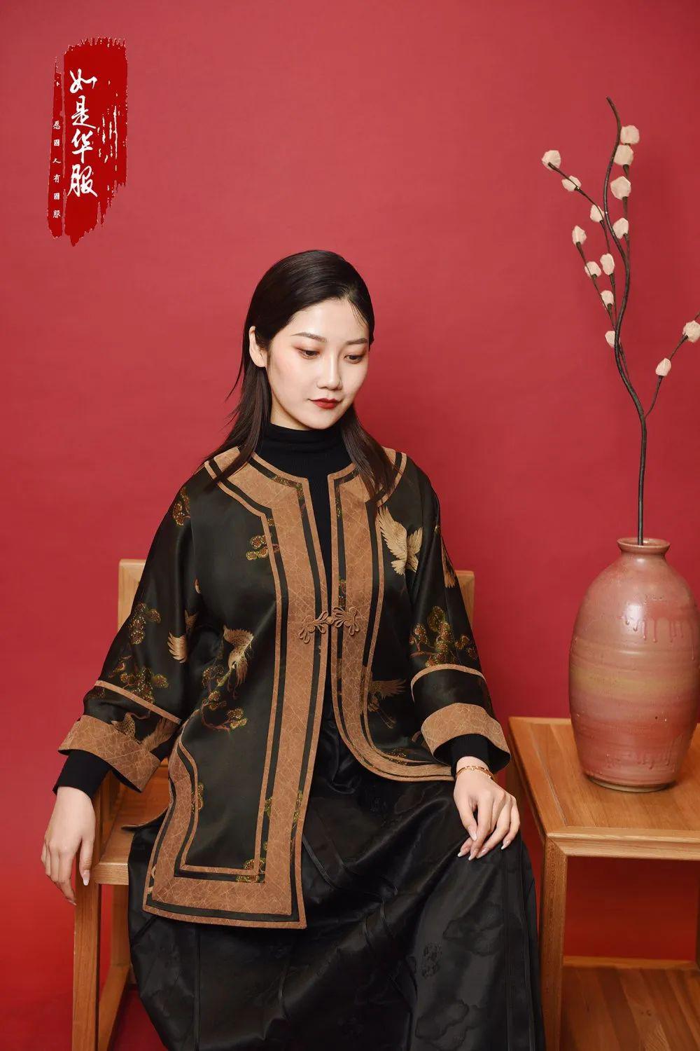 如是华服以香为云以响为金