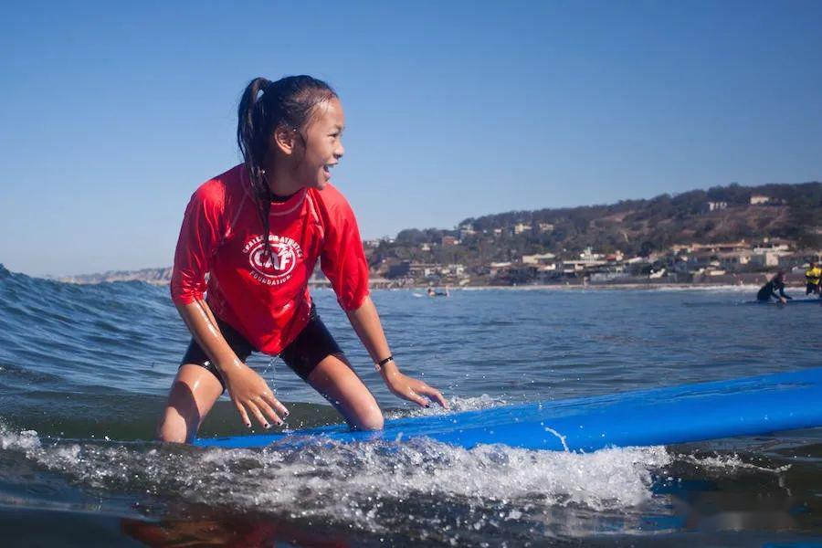 女婴被炸截肢后被外国夫妻领养15年后成世界游泳冠军