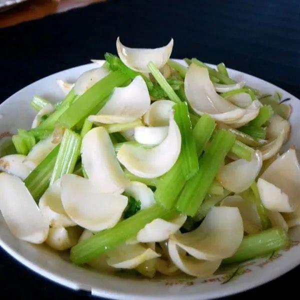 这道芹菜炒百合的做法大家学会了吗,芹菜中的清香美味,有助于刺激胃液