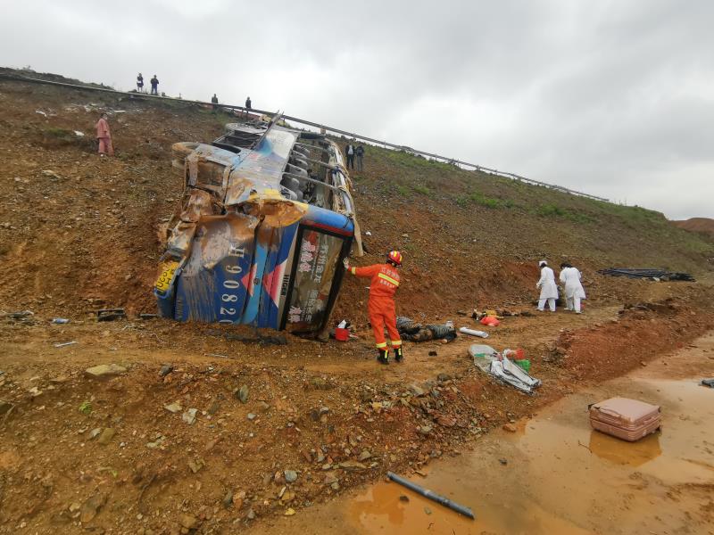 景德镇市一中巴客车在乐平境内发生交通事故