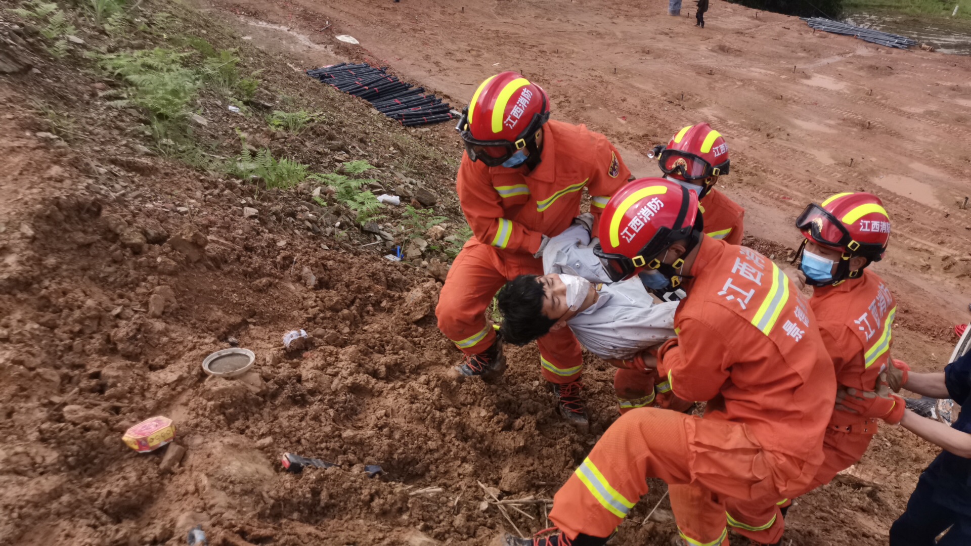 景德镇市一中巴客车在乐平境内发生交通事故