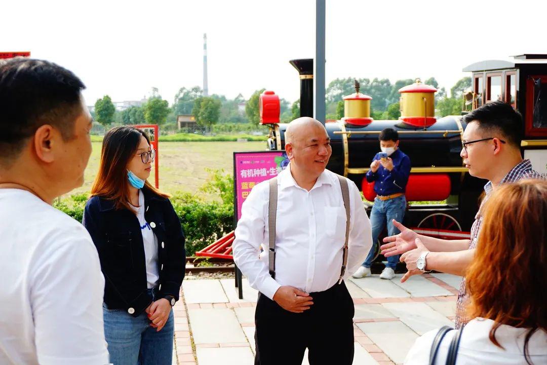 在我公司执行董事王志良的率领下,众人移步至古梅园码头乘船游览