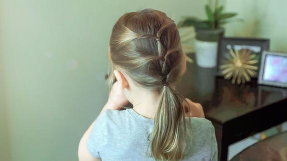 超淑女的儿童发型绑扎方法学生低马尾怎么扎好看