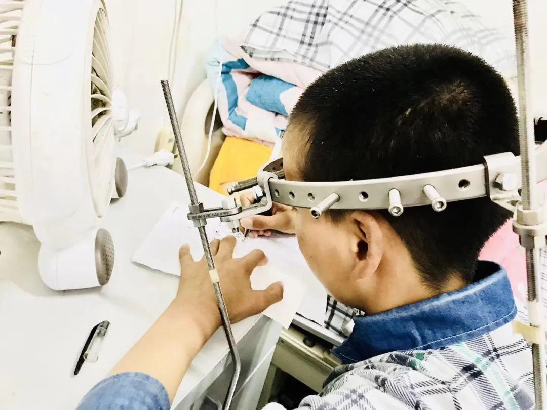 钢环上的每根钉子都穿过了头皮.