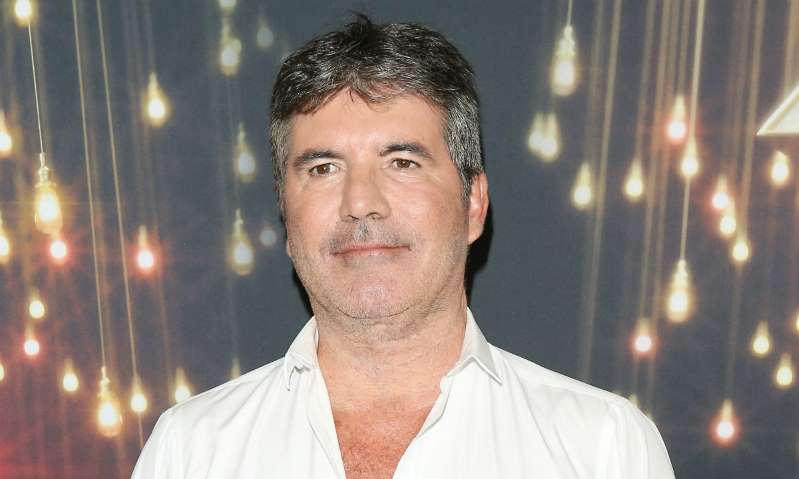 西蒙·考威尔展示了他改变生活方式后惊人的减肥效果