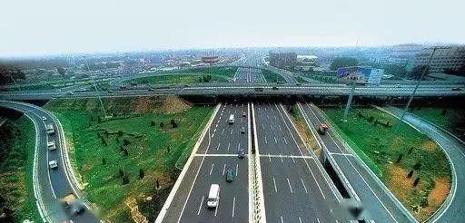 日兰高速公路临沂至济宁段封闭施工 !