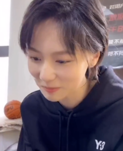 诸葛大力代言了新的手机,为了玩游戏也是不顾素颜出镜