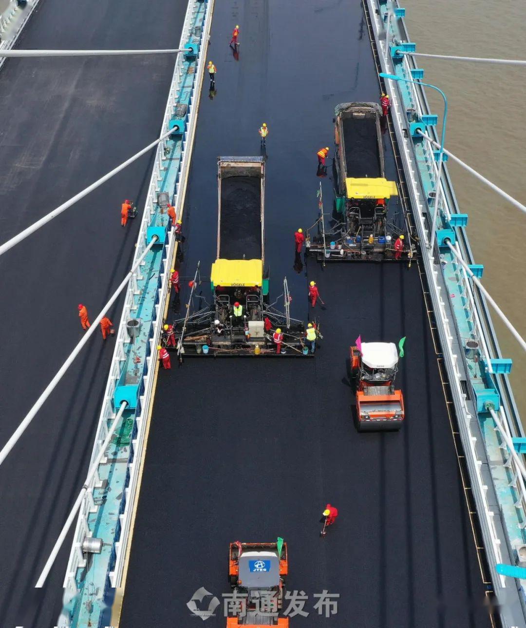 摄影:南通报业全媒体记者丁晓春目前,沪通长江大桥全线工程建设进入