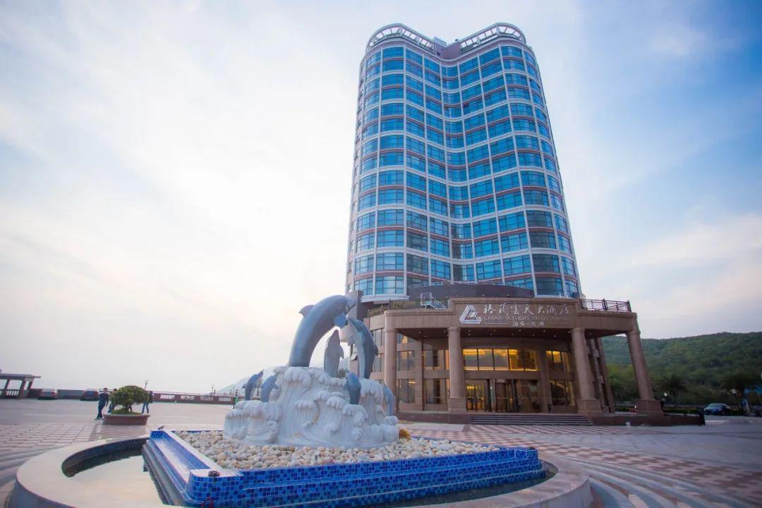 一顿饭钱就能入住汕头5星级酒店180度无敌海景房超大落地窗躺着就能看