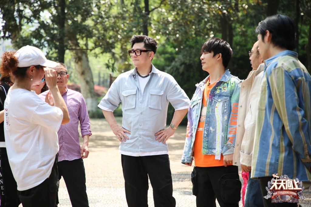 今晚10点天天兄弟长沙重聚02汪涵领衔兄弟团为湖南援鄂医疗队员按摩