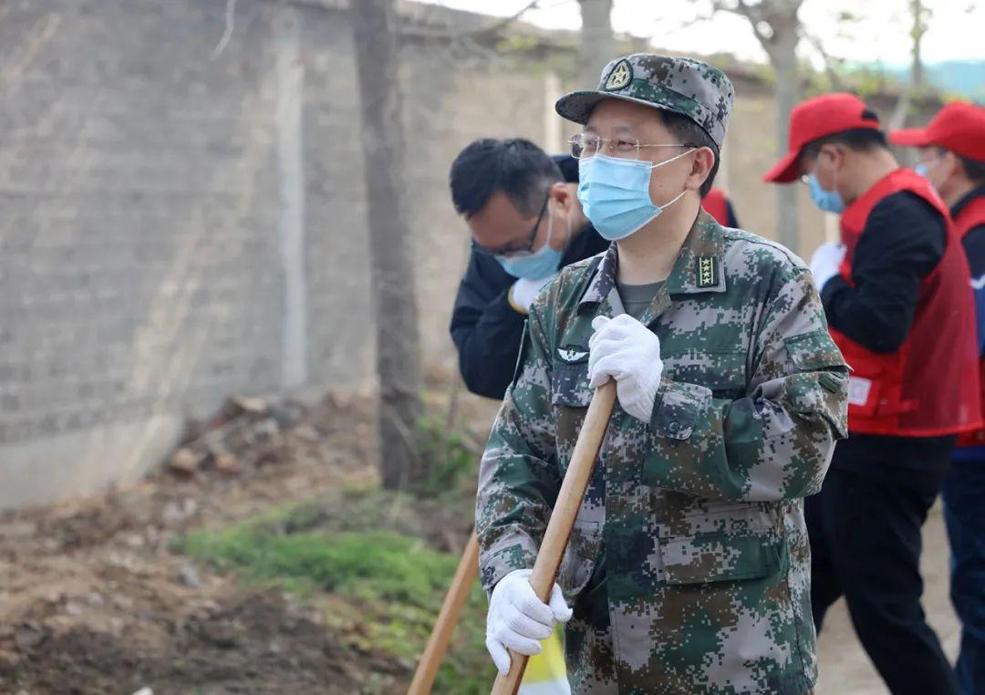 街道动态区武装部部长刘传忠到观音寺街道参加环境整治活动