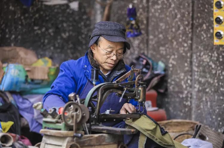 了多少记忆与珍惜为一代又一代的人他们靠着这老手艺老街上的裁缝师傅