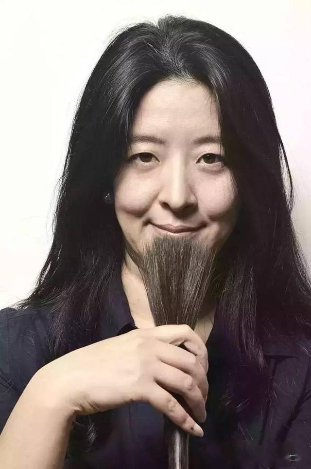 美女书法家为张艺谋电影写片名,能静也能动,是江湖体吗?_许静