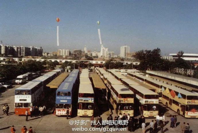 【機場路】 1991年改造後的機場路寬50餘米,設雙向6條快車道,兩側混合