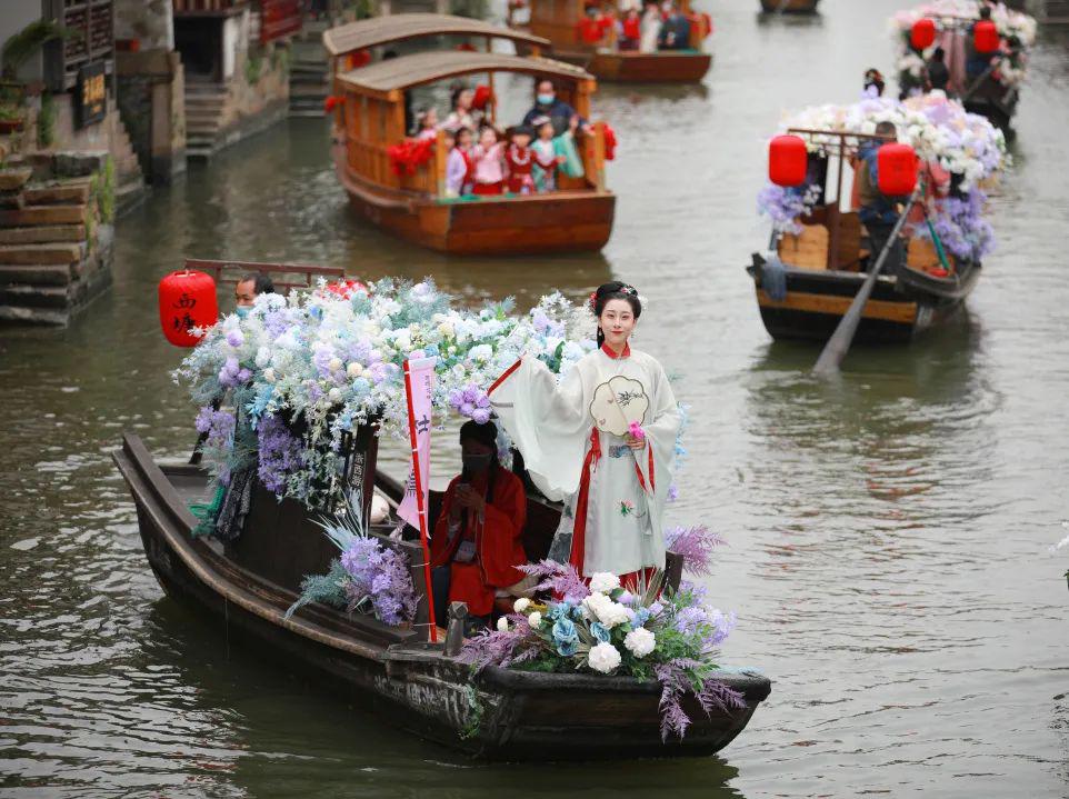 西塘赏花季着一袭汉服与十二花神相约西塘