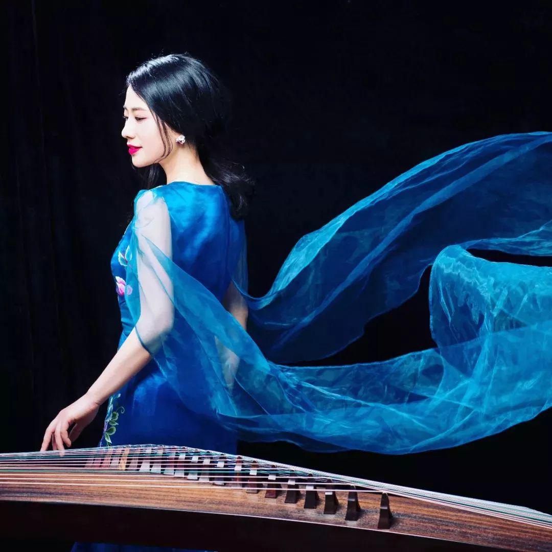 詹倩著名青年古筝演奏家现任南京艺术学院附中青年教师,江苏省古筝