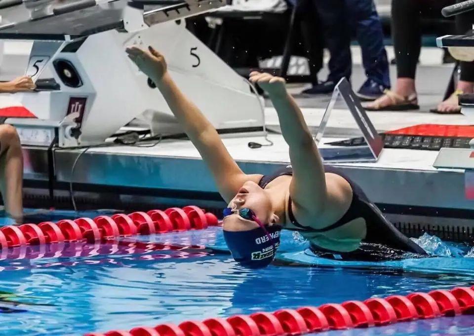 女婴被炸截肢后被外国夫妻领养15年后成世界游泳冠军